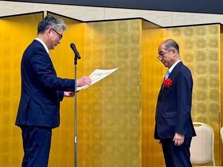 大塚先生受賞式後.jpg